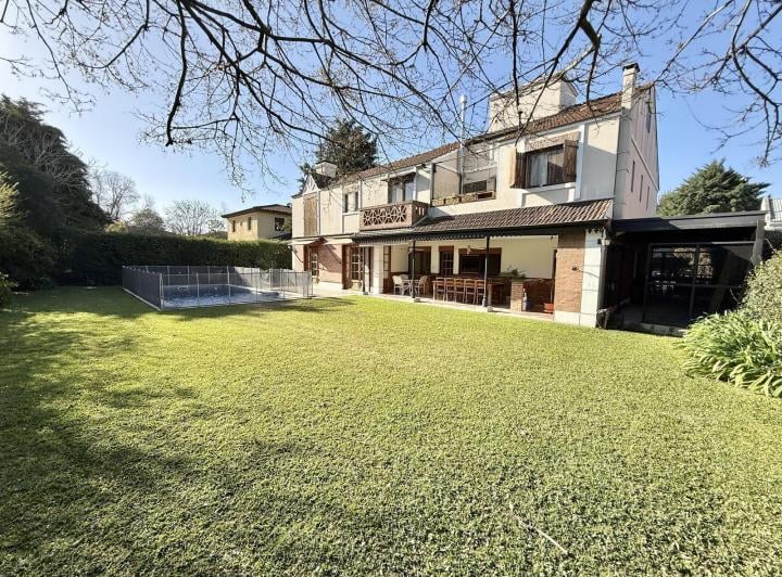 Casa · 325m² · 7 Ambientes · 5 Cocheras
