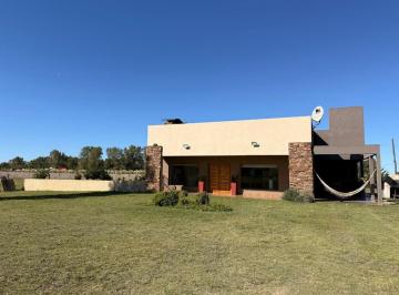 Casa · 100m² · 3 Ambientes · 1 Cochera · Venta Quinta Monte: 4200 m², Pileta y Amoblada