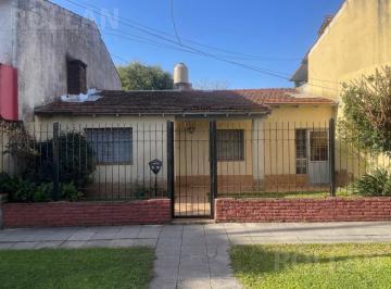 Casa · 86m² · 3 Ambientes · Venta Excelente Casa en Plata Baja Sobre Lote Propio de 3 Ambientes con Jardin en Carapachay