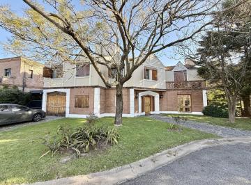 Casa · 325m² · 7 Ambientes · 5 Cocheras · Casa en Lote Interno a La Venta en Barrio Cerrado Las Victorias