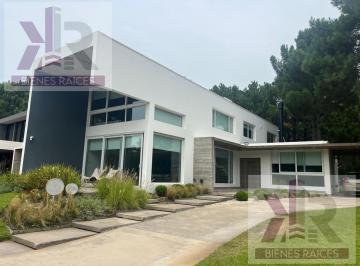 Casa · 193m² · 4 Ambientes · 1 Cochera · Casa en Costa del Este