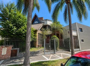 Vista exterior imponente · Excepcional Casa 740 m² Cubiertos, Lote 1.200 m², 5 Dorm., Piscina y Salid