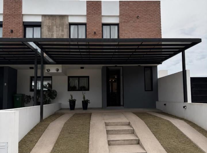 Casa · 130m² · 4 Ambientes · 2 Cocheras