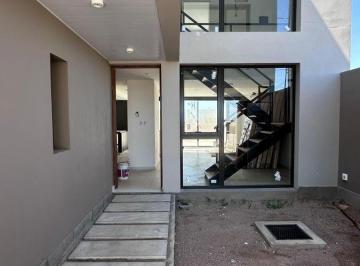 Casa · 130m² · 6 Ambientes · 2 Cocheras · Duplex 3 Dorm. - Campos de Manantiales