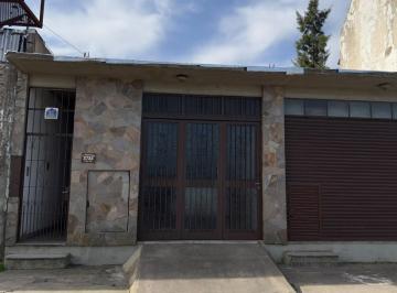 Casa · 179m² · 4 Ambientes · 1 Cochera · Casa en Venta con 2 Locales en Berisso