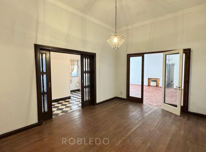 Casa · 300m² · 7 Ambientes · 2 Cocheras