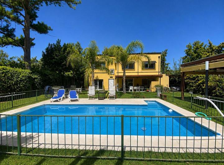 Casa · 200m² · 5 Ambientes · 2 Cocheras