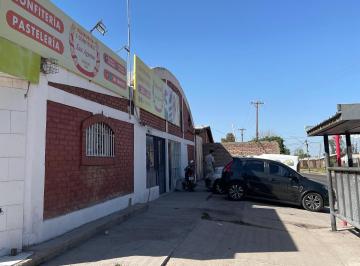 Casa de 12 ambientes, Kilómetro 8 · Casa y Galpón con Local Comercial - en Venta