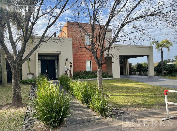 Casa · 232m² · 5 Ambientes · 4 Cocheras