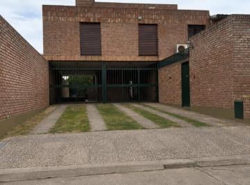 Casa · 250m² · 4 Ambientes · 4 Cocheras · Casa en Venta Apta Credito Calle Peru