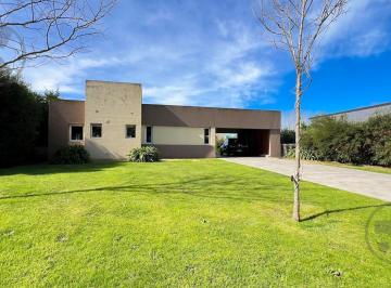 Casa · 134m² · 4 Ambientes · 2 Cocheras · Casa en Arenas del Sur