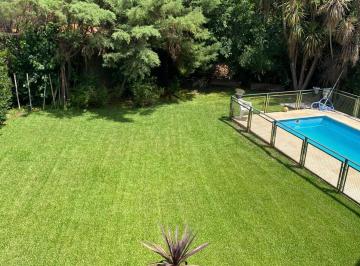 Casa · 220m² · 3 Dormitorios · 5 Cocheras · Venta de Casa 5 Ambientes en El Barrio Solar del Bosque