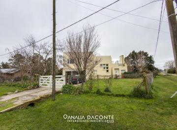 Casa · 221m² · 5 Ambientes · 2 Cocheras · Moderno Chalet 5 Amb con Gran Parque y Piscina. Barrio La Armonia