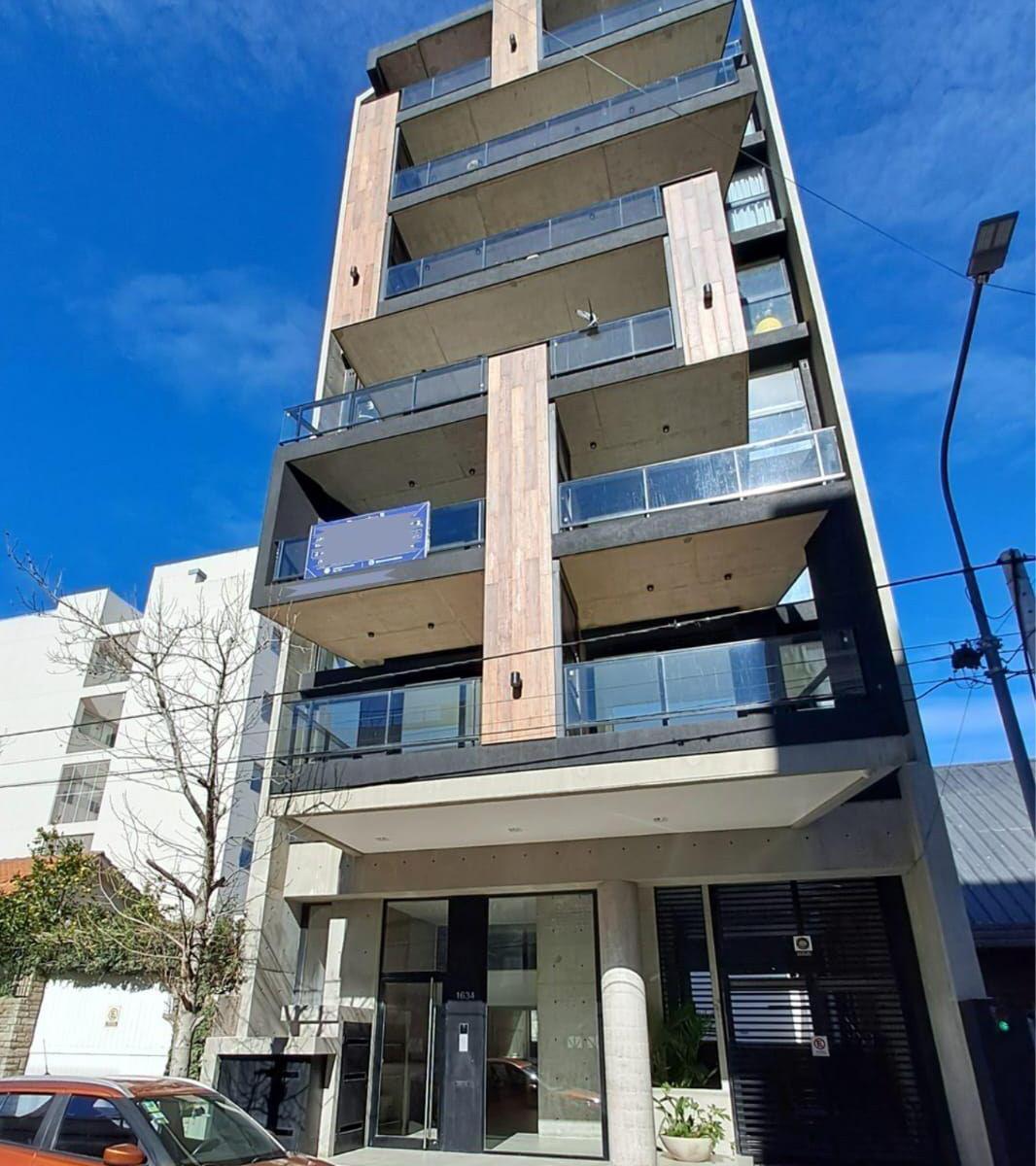 En venta Moderno Semipiso de 2 ambientes a estrenar con cochera cubierta y baulera en zona Güemes