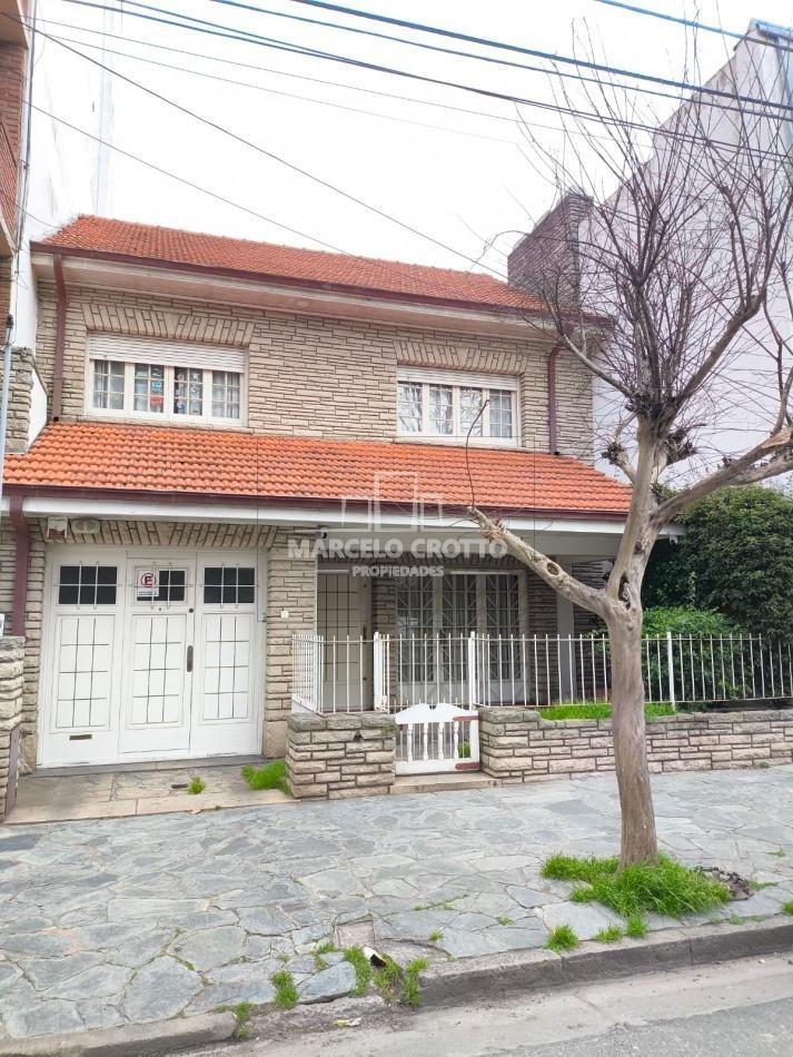Chalet. 5 Ambientes c/dependencia, dos plantas con garage, quincho y parque