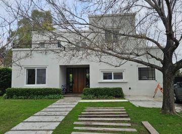 Casa · 253m² · 6 Ambientes · 2 Cocheras · Casa en Venta en Barrio Cerrado La Comarca