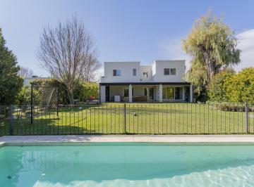 Casa · 253m² · 6 Ambientes · 2 Cocheras · Casa en Venta en Barrio Cerrado La Comarca
