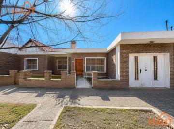 Casa · 420m² · 5 Ambientes · 1 Cochera · Casa en Cipolletti