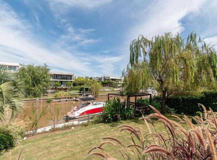 Casa · 379m² · 4 Ambientes · 3 Cocheras