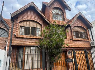 Casa · 208m² · 5 Ambientes · 1 Cochera · Casa en Venta de 3 Dorm. en La Lucila