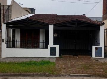 Casa de 4 ambientes, Tres de Febrero · Casa con 3 Dorm. en Alquiler en Caseros