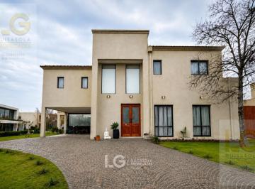 Casa · 236m² · 5 Ambientes · 2 Cocheras · Casa en Venta en Greenville Polo Resort