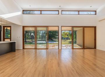 Casa · 160m² · 4 Ambientes · 2 Cocheras · Casa en Venta en Una Sola Planta 3 Dormis y Pileta