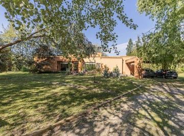 Casa · 180m² · 4 Ambientes · 2 Cocheras · Casa en Venta Campos de Roca I