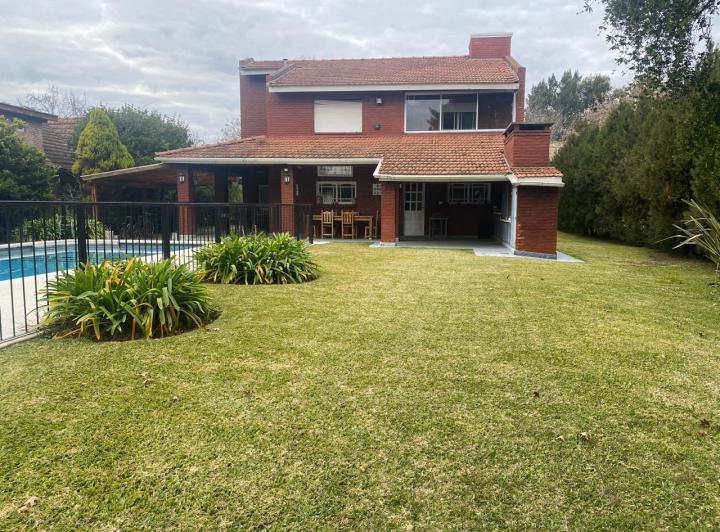 Casa · 155m² · 6 Ambientes · 2 Cocheras