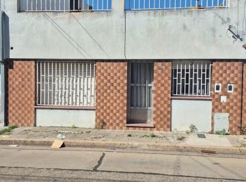 Casa · 105m² · 2 Dormitorios · 1 Cochera · Casa en Refinerias