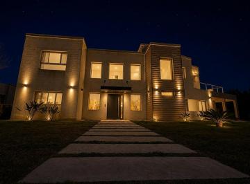Casa · 285m² · 5 Ambientes · 2 Cocheras · Venta Casa Los Troncos Apto Credito