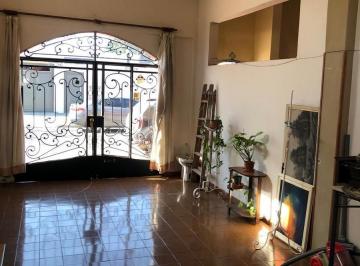 Casa · 373m² · 8 Ambientes · 1 Cochera · Hermosa Casa y Amplia en San Lorenzo