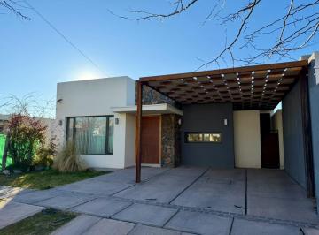 Casa · 140m² · 5 Ambientes · 2 Cocheras · Se Alquila Casa, Barrio Rincon de Drummond, Lujan de Cuyo, Mza
