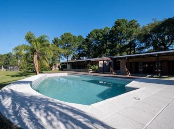 Casa · 343m² · 6 Ambientes · Increible Casa con Gran Parque Villa California