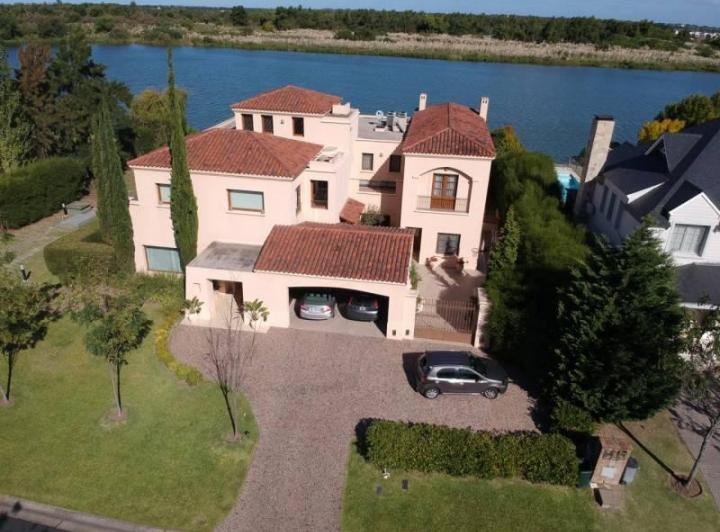 Casa · 590m² · 8 Ambientes · 2 Cocheras