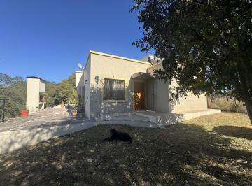 Casa · 840m² · 3 Ambientes · 1 Cochera · Hermosa Propiedad en La Granja - Pileta y Vistas