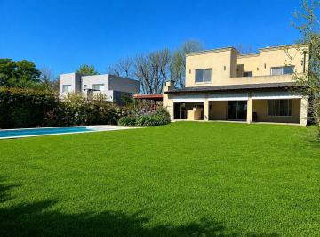 Casa · 125m² · 4 Ambientes · 2 Cocheras · Venta de Casa en Santa Guadalupe, Pilar del Este, Pilar