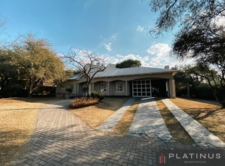 Casa · 370m² · 5 Ambientes · 2 Cocheras
