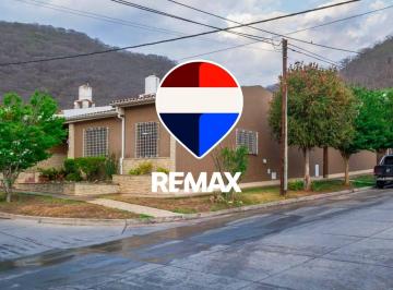Casa · 135m² · 6 Ambientes · 1 Cochera · Casa de 4 Dorm. en Venta en Tres Cerritos