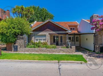 Casa · 246m² · 4 Ambientes · 2 Cocheras · Venta | Chalet en Stella Maris | Excelente Estado
