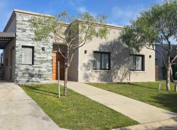 Casa · 137m² · 5 Ambientes · 2 Cocheras · Casa en Venta en Santa Elena, Pilar del Este, Pilar