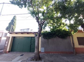 Casa · 90m² · 3 Ambientes · 1 Cochera · Venta - Permuta Casa un Dorm., Patio y Cochera. Barrio Sarmiento