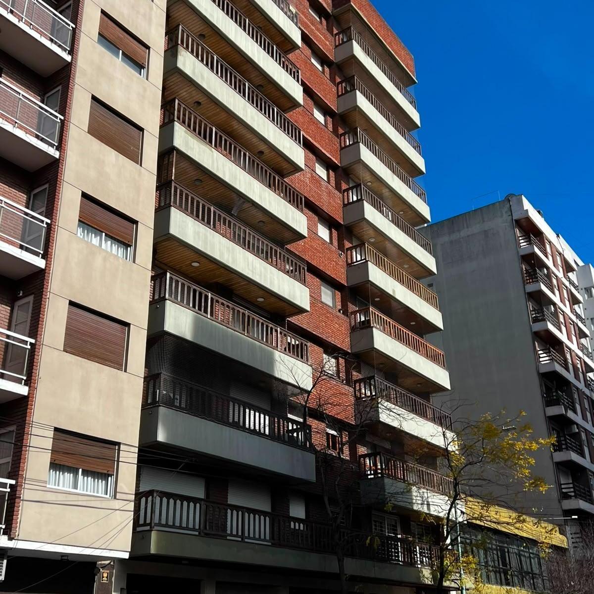 Departamento de tres ambientes con cochera y baulera