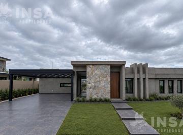 Casa · 135m² · 5 Ambientes · 2 Cocheras · Casa en Lujan de Cuyo