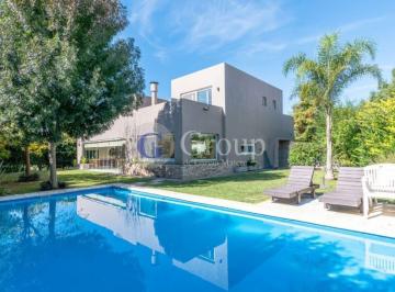 Casa · 199m² · 6 Ambientes · 4 Cocheras · Casa en Alquiler en Ayres Plaza, Pilar con Pileta