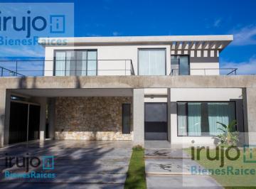 Casa · 239m² · 5 Ambientes · 2 Cocheras · Venta de Casa en Barrio El Principado - Ciudad Náutica // Canning