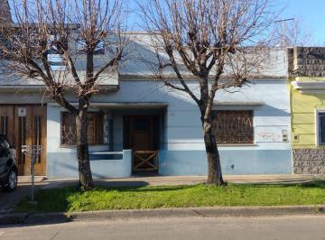 Casa · 77m² · 4 Ambientes · 2 Cocheras · Casa en Muy Buen Estado Bolaños Al 1000 C/cochera