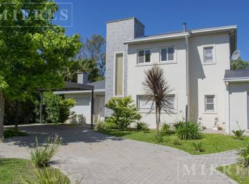 Casa · 290m² · 6 Ambientes · 2 Cocheras · Casa en Venta Sobre Lote Interno en Barrio Las Lomas Haras Santa Maria, Loma Verde