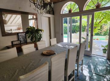 Casa · 220m² · 5 Ambientes · Casa en Alquiler Anual