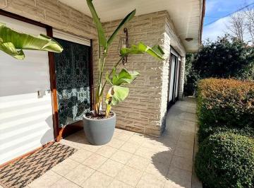 Casa · 316m² · 6 Ambientes · 1 Cochera · Casa en Venta Barrio Chauvin
